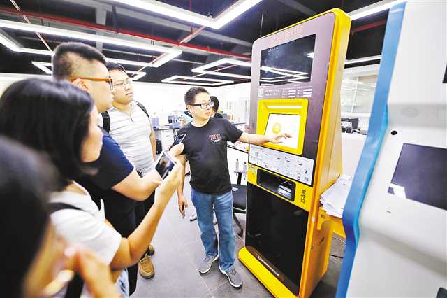 重庆清研理工创业谷入驻企业正在展示自主研发的产品