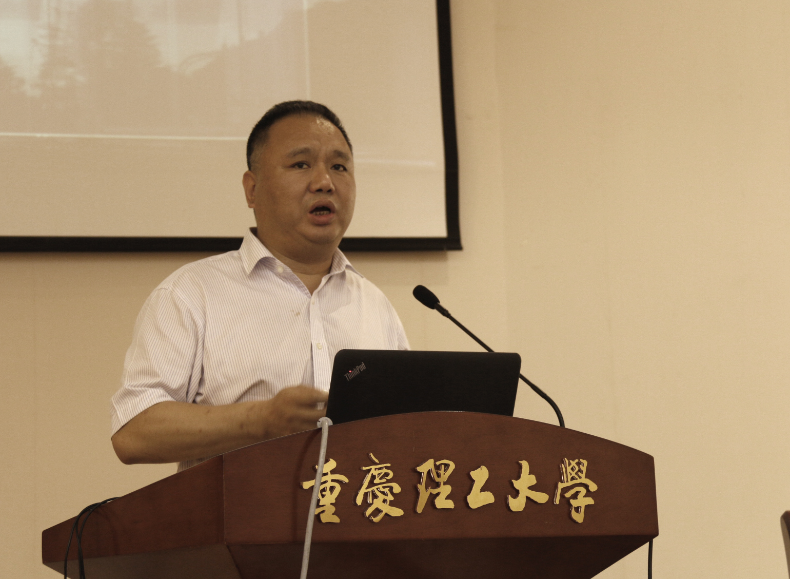 校长石晓辉同志作关于两江人工智能学院项目建设的报告