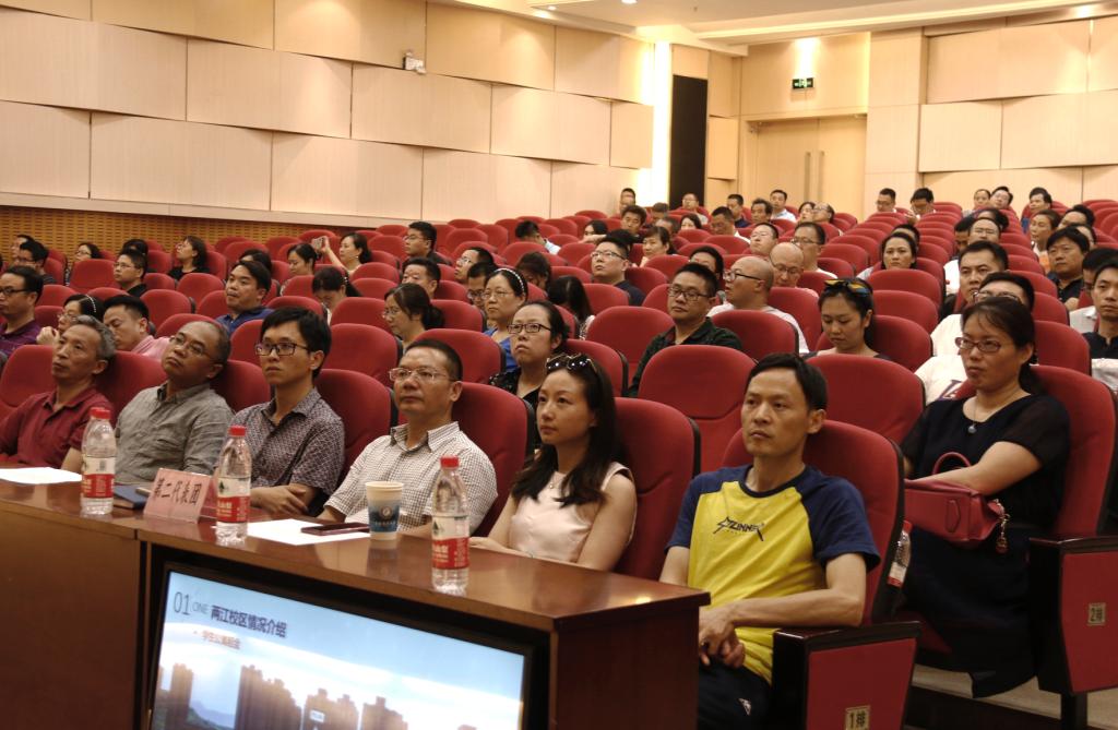 全体代表和广大教职员工领会会议精神