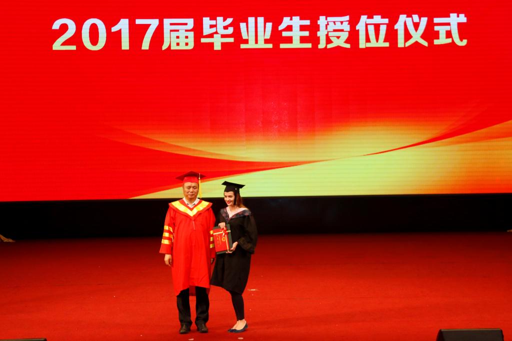 校长石晓辉为毕业生授位