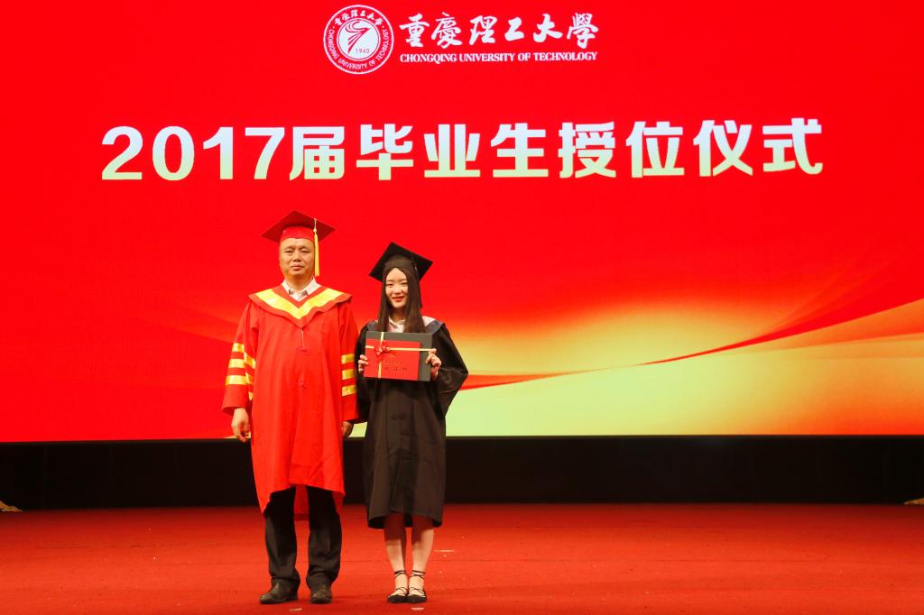校长石晓辉为毕业生授位