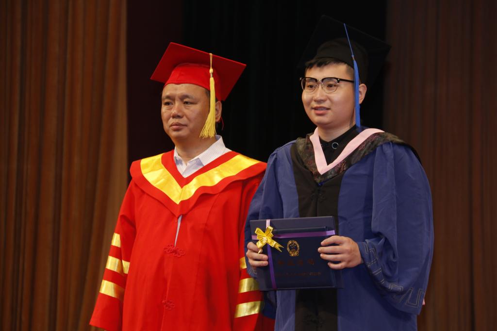 校长石晓辉为毕业生授位
