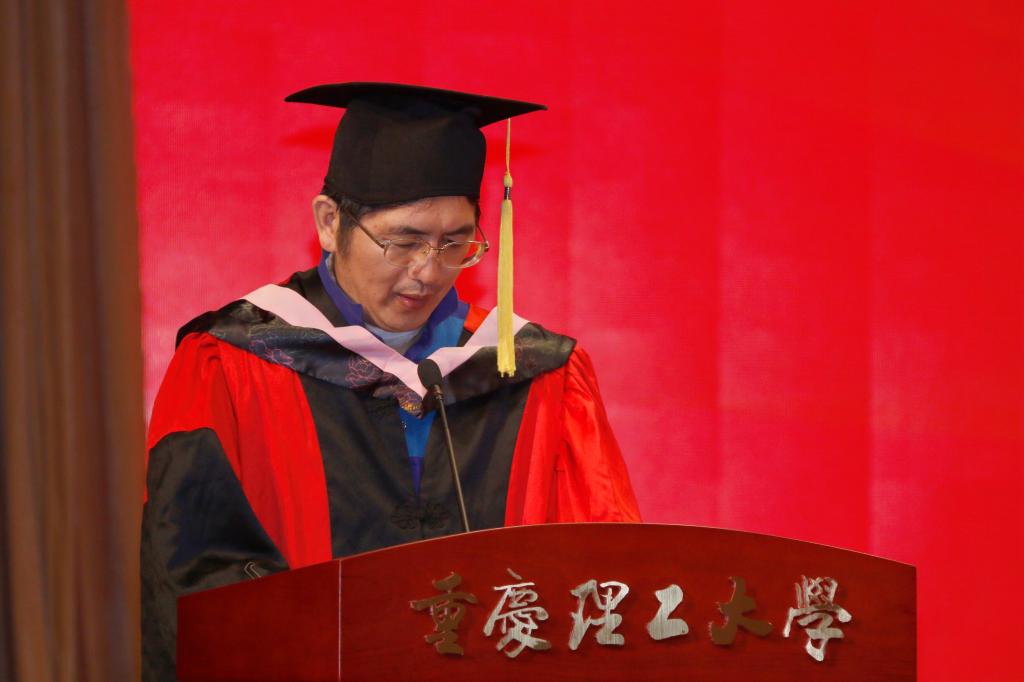 校学位评定委员会副主席、党委副书记张晓洪宣读了重庆理工大学硕士学位授予决定、学士学位授予决定