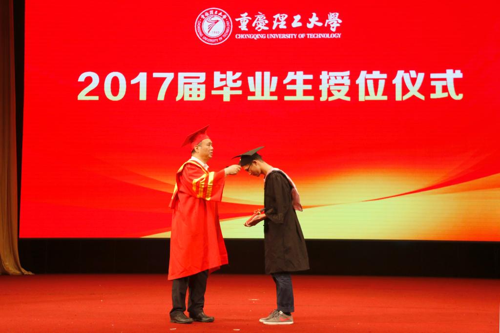 校长石晓辉为毕业生授位